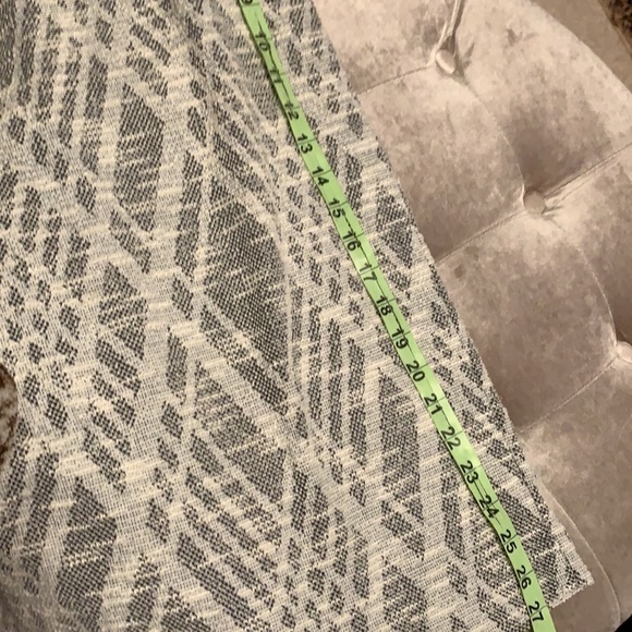 Ann Taylor white/ black fully lined stretchy skirt - Picture 7 of 10